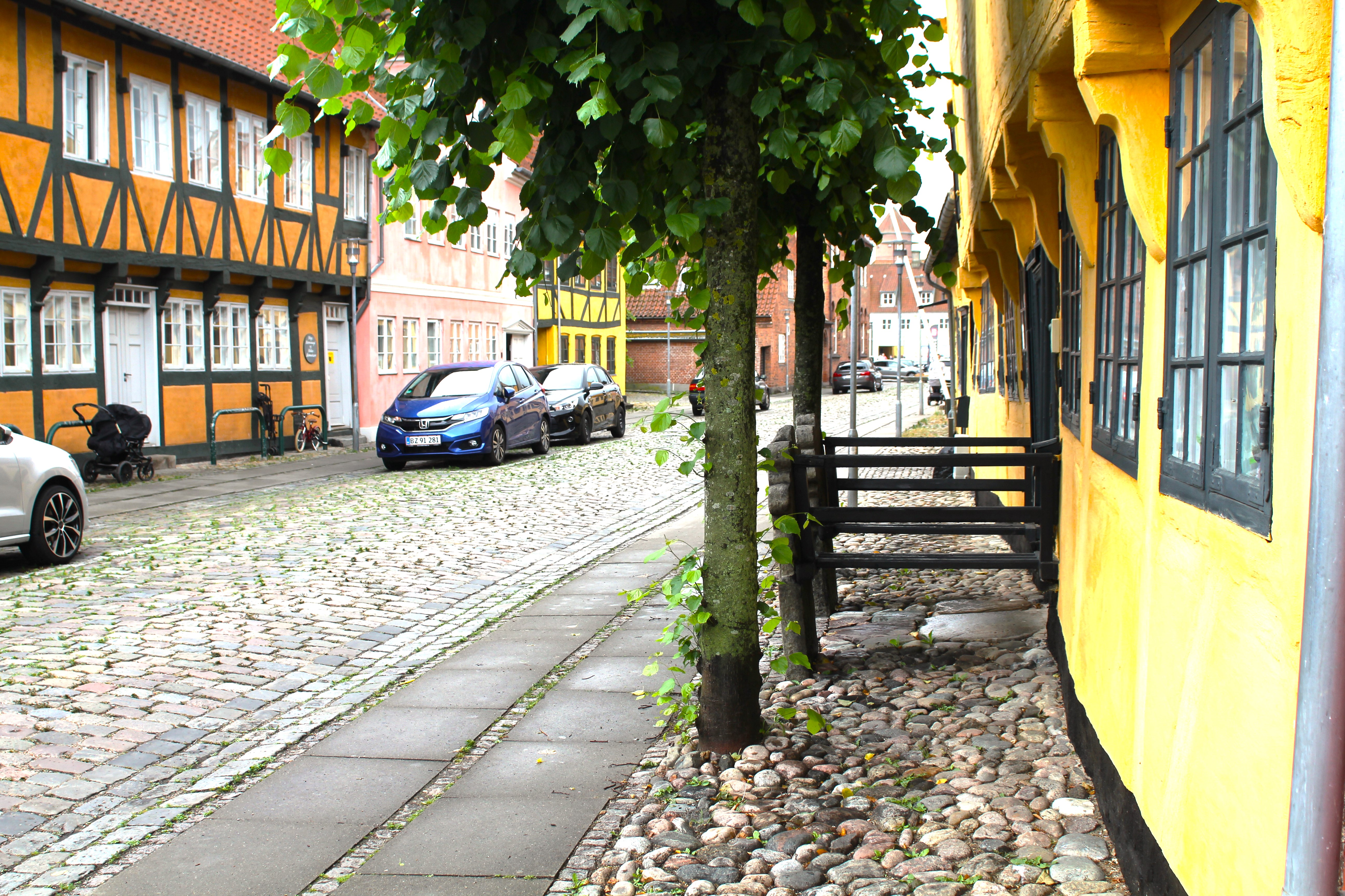 Kirkestræde gult hus brosten og gamle huse