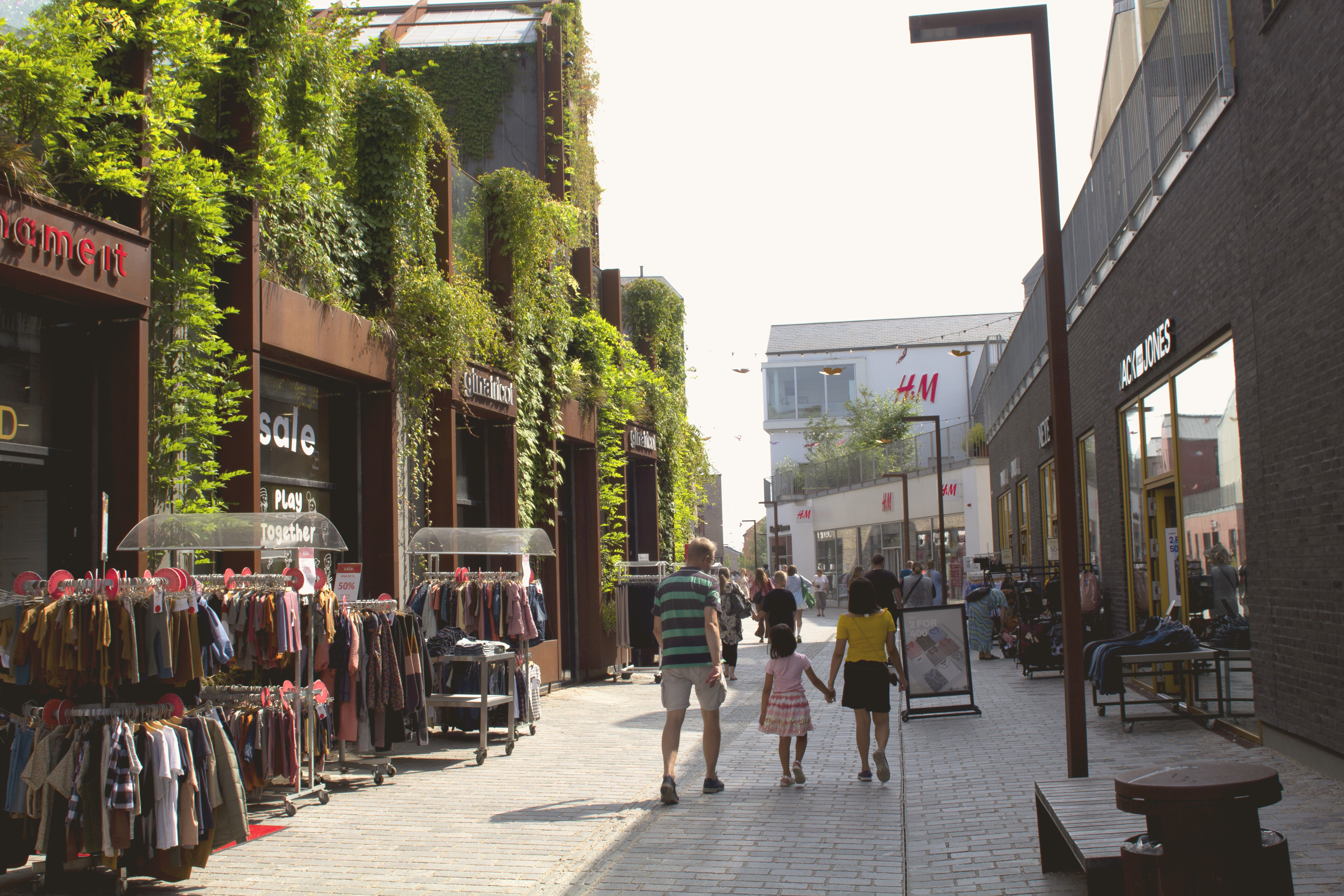 familie på shopping strædet sommer