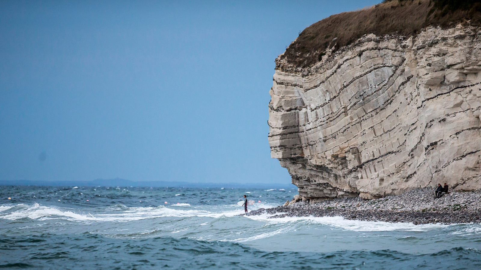 Surfer ved Stevns Klint